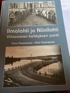 ILmolahden historia kirjan kansi. Vaalean sininen. Kaksi valokuvaa. ILmolahti ja Niinilahti Viitasaaren kehityksen portti.